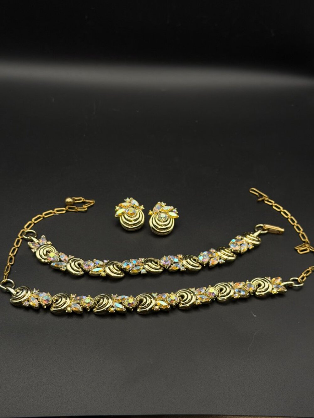 Vintage Gold Tone Aurora Borealis Rhinestone Necklace, Earrings & Bracelet Parue